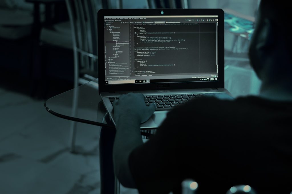 mezczyzna programuje na laptopie