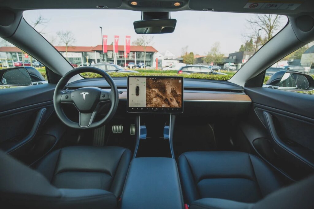 tesla zhakowana