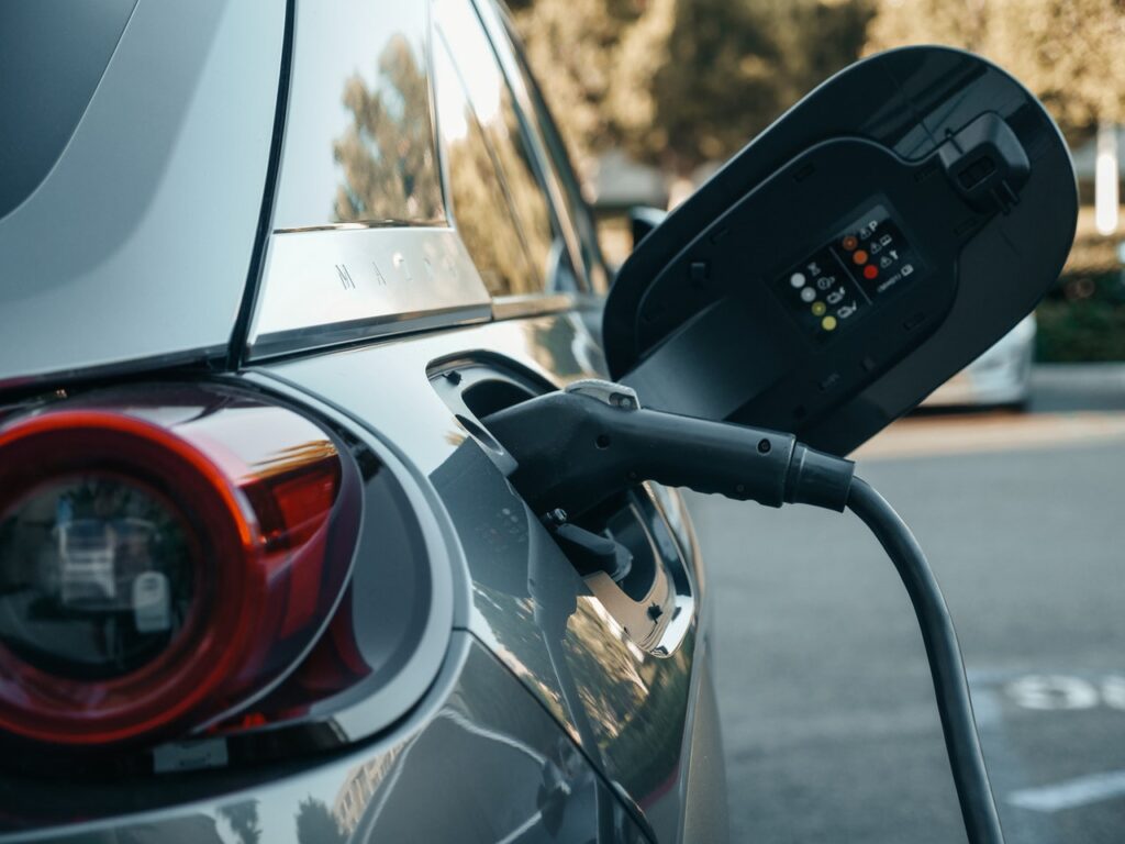 Autobaza_elektryczne samochody zmienią system energetyczny w Polsce