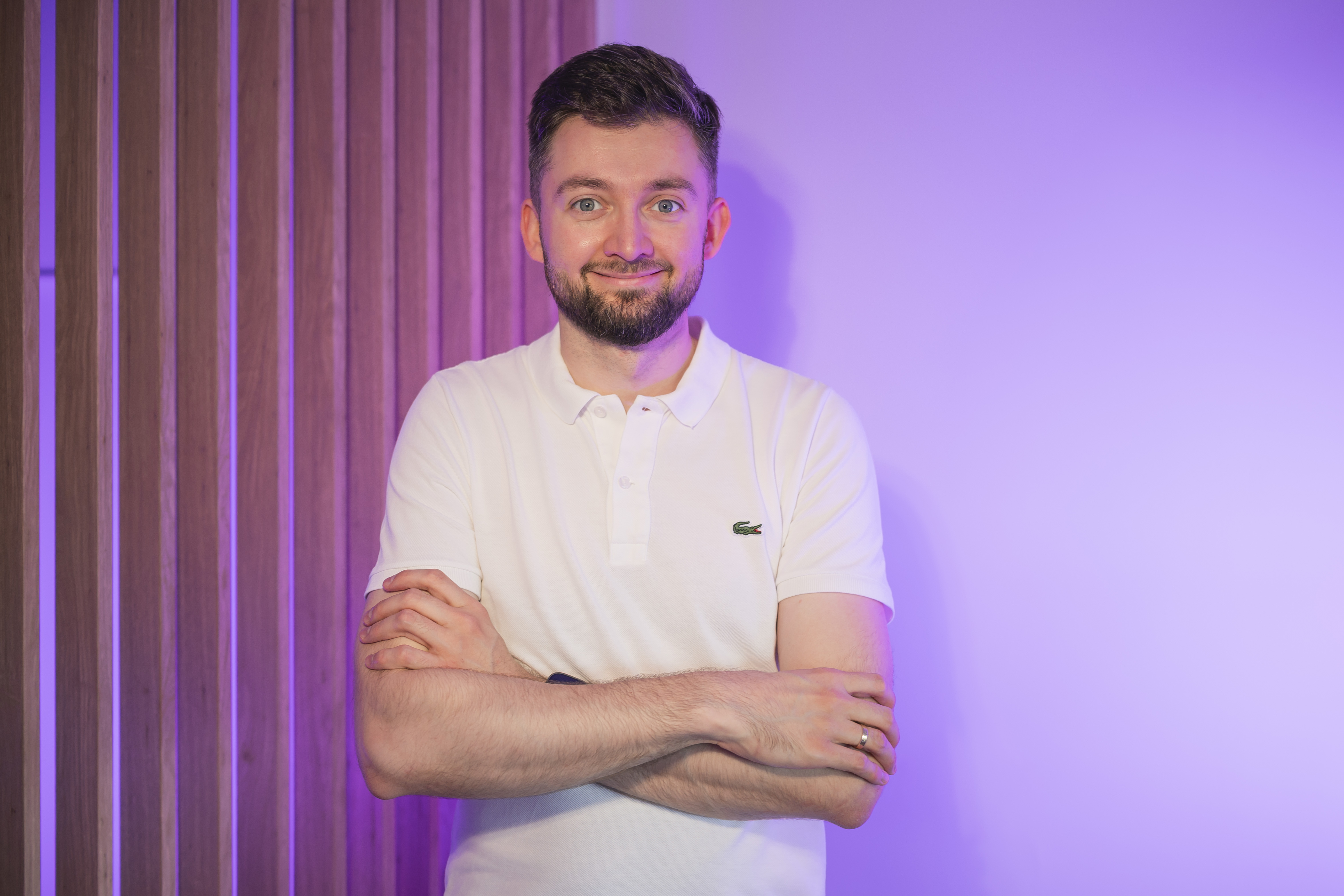 Od zamkniętego w sobie chłopaka i pierwszych biznesów w piwnicy do twórcy milionowej firmy