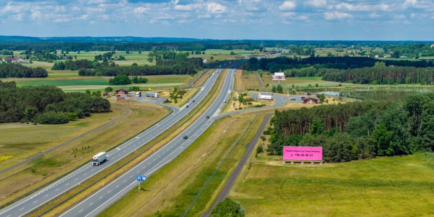 Zdjęcie autostrady A2 z billboardem przy drodze